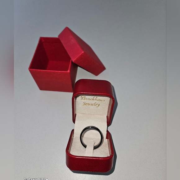 ==Men's tungsten wedding band - Picture 3 of 17